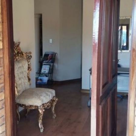 Budias Guest House Kempton Park Esterno foto