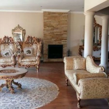 Budias Guest House Kempton Park Esterno foto