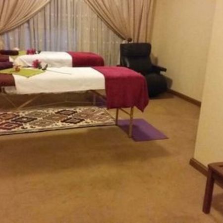 Budias Guest House Kempton Park Esterno foto